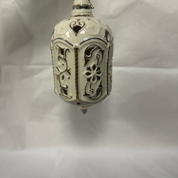 Lenox 2023 Annual Ornament - Picture 6 of 13
